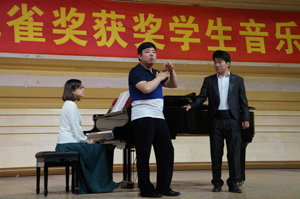 名誉院长王红星带领研究生到我院交流演出